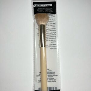 NWT Sassy & Chic Powder Brush with Cream Handle